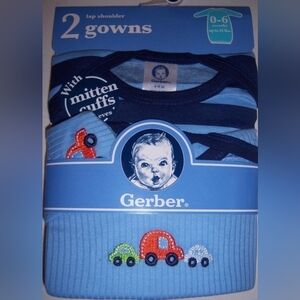 New Gerber cars 2PK Lap Shoulder Gowns. size 0 to 6 Months